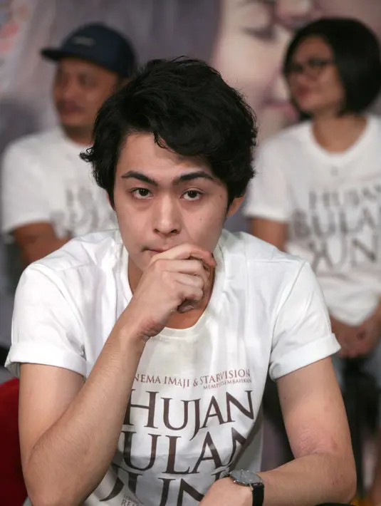 Koutaro Kakimoto aktor asal Jepang kembali terlibat dalam film di Indonesia. Anak Tetsuo Kurata pemeran Ksatria Baja Hitam itu terlibat dalam film Hujan Bulan Juni. Ia bermain dengan Velove Vexia, Adipati Dolken dan Surya Saputra.(Nurwahyunan/Bintang.com)