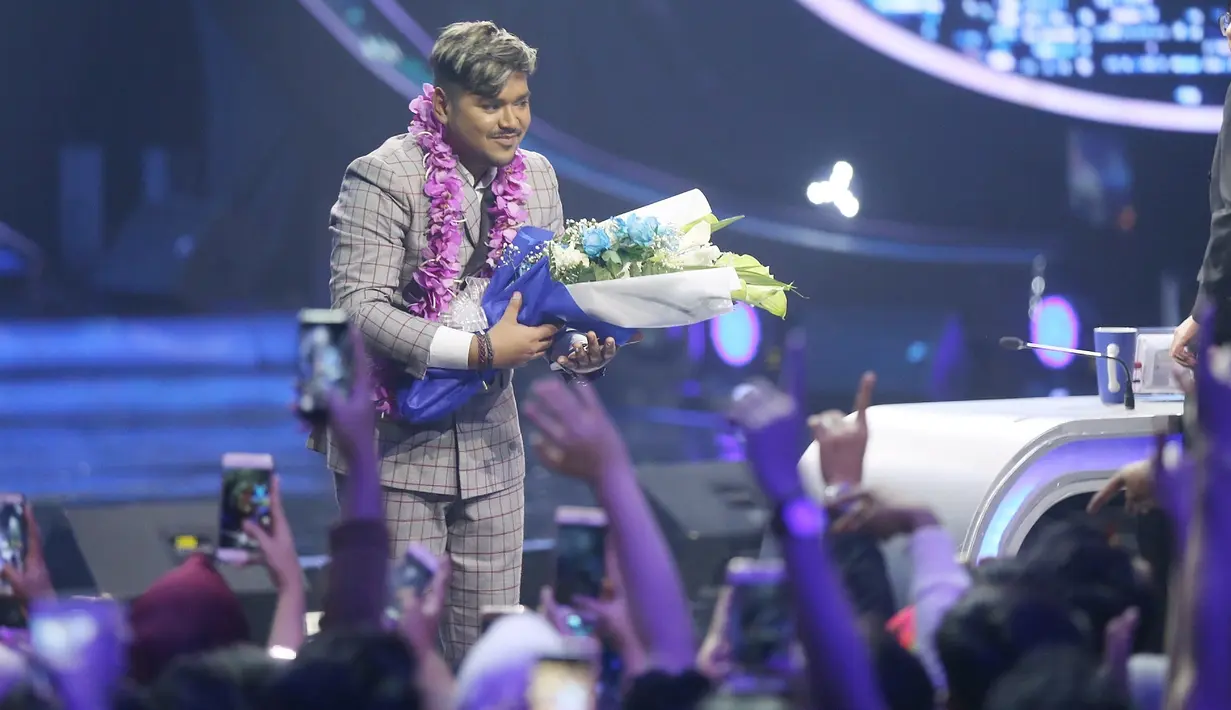 Persaingan di babak Top 3, Road to Grand Final Indonesian Idol 2018 semakin sengit. Tiga finalis, Abdul, Maria dan Joan menunjukkan penampilan terbaiknya. (Nurwahyunan/Bintang.com)