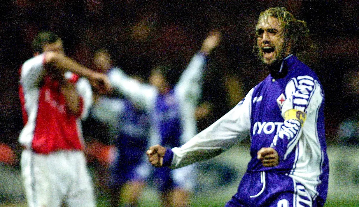 Gabriel Batistuta - Kepiawaianya dalam membobol gawang lawan membuatnya dijuluki Batigol. Striker tertajam di eranya ini adalah top skor sepanjang masa Fiorentina di pentas Liga Italia dengan 152 gol. (AFP/Adrian Dennis)