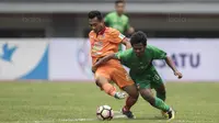 Gelandang Borneo FC, Sultan Samma, berebut bola dengan gelandang Bhayangkara FC, Ilham Udin Armaiyn, pada laga Liga 1 Indonesia di Stadion Patriot, Bekasi, Rabu (20/9/2017). Bhayangkara menang 2-1 atas Borneo. (Bola.com/Vitalis Yogi Trisna)
