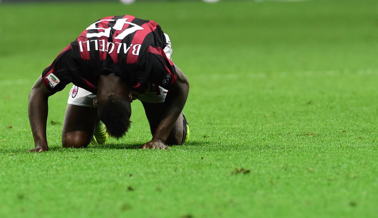 Pemain AC Milan, Mario Balotelli terlihat kesal setelah gagal mencetak gol melawan Carpi FC pada lanjutan Serie A Italia di Stadion Giuseppe Meazza, Milan, Italy,Kamis (21/4/2016) atau Jumat dini hari WIB. (AFP/Giuseppe Cacace)