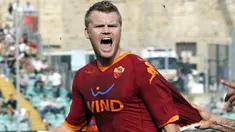 Kegembiraan defender AS Roma asal Norwegia, John Arne Riise, setelah mencetak gol kemenangan timnya 2-1 atas Siena dalam lanjutan Serie A Italia yang berlangsung di Artemio Franchi, 13 September 2009. AFP PHOTO/FABIO MUZZI 
