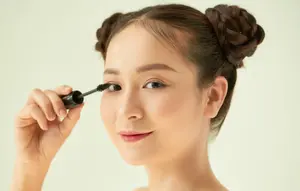 Ilustrasi perempuan menggunakan maskara waterproof. (c) makistock/Depositphotos