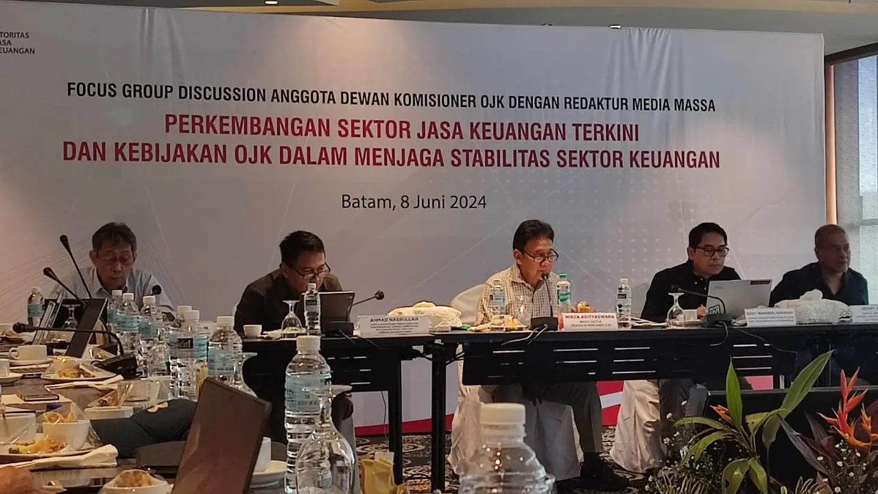 Wakil Ketua Dewan Komisioner OJK Mirza Adityaswara (ketiga kiri) dalam FGD dengan Redaktur Media Massa di Batam, Sabtu (7/6/2024). Liputan6.com/Nurmayanti