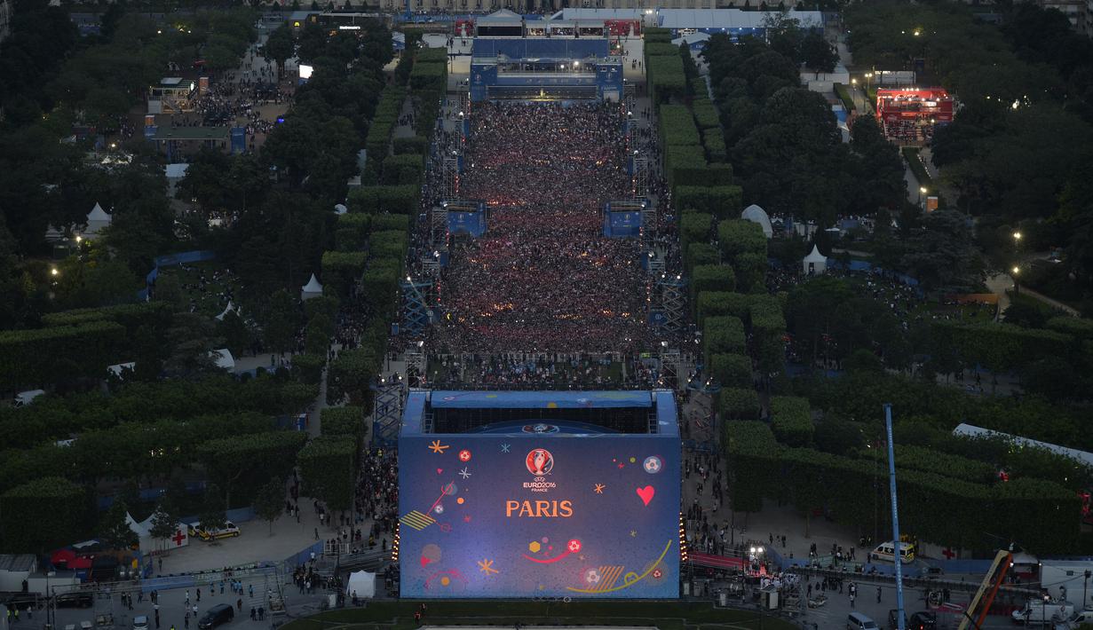 Foto udara yang memperlihatkan keramaian acara Champs de Mars yang digelar untuk menyambut Piala Eropa 2016 di Paris fan zone, belakang Menara Eiffel, Prancis, Jumat (10/6/2016). (AFP/Alain Jocard)