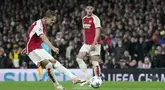 Pemain Arsenal, Martin Odegaard mencetak gol dari luar kotak penalti pada laga Grup B Liga Champions 2023/2024 melawan PSV Eindhoven di Emirates Stadium, London, Kamis (21/09/2023) dini hari WIB. (AP Photo/Kin Cheung)