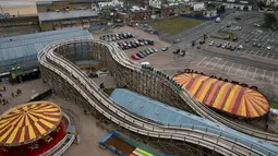 Tampak pengunjung menikmati wahana roller coaster yang terbuat dari kayu di Dreamland, Inggris, Kamis (15/10/2015).  Roller coaster ini akan dibuka kembali pada hari Jumat. (REUTERS/Stefan Wermuth)