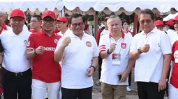 Menaker Hanif Dhakiri (kedua kiri), Sekretaris Kabinet Pramono Anung (tengah) dan Menkominfo Rudiantara (kanan) saat hadir pada gelaran Harmoni Indonesia 2018 di Kompleks Gelora Bung Karno, Jakarta, Minggu (5/8). (Liputan6.com/Helmi Fithriansyah)