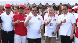 Menaker Hanif Dhakiri (kedua kiri), Sekretaris Kabinet Pramono Anung (tengah) dan Menkominfo Rudiantara (kanan) saat hadir pada gelaran Harmoni Indonesia 2018 di Kompleks Gelora Bung Karno, Jakarta, Minggu (5/8). (Liputan6.com/Helmi Fithriansyah)