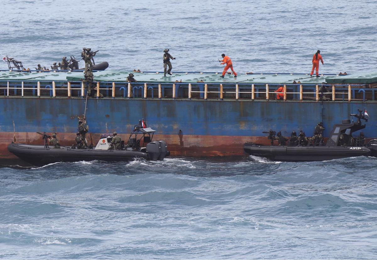 FOTO: Parade Kapal Perang dan Atraksi Prajurit  TNI AL Meriahkan Sailing Pass 2025