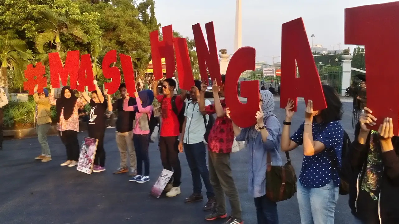 Puluhan aktivis Kontras langsung beraksi di depan Istana Negara.