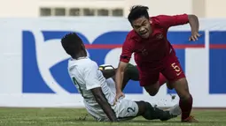 Bek Timnas Indonesia, Samuel Christianson, dijatuhkan pemain Arab Saudi pada laga persahabatan di Stadion Wibawa Mukti, Jawa Barat, Rabu (10/10/2018). Indonesia kalah 1-2 dari Arab Saudi. (Bola.com/Vitalis Yogi Trisna)