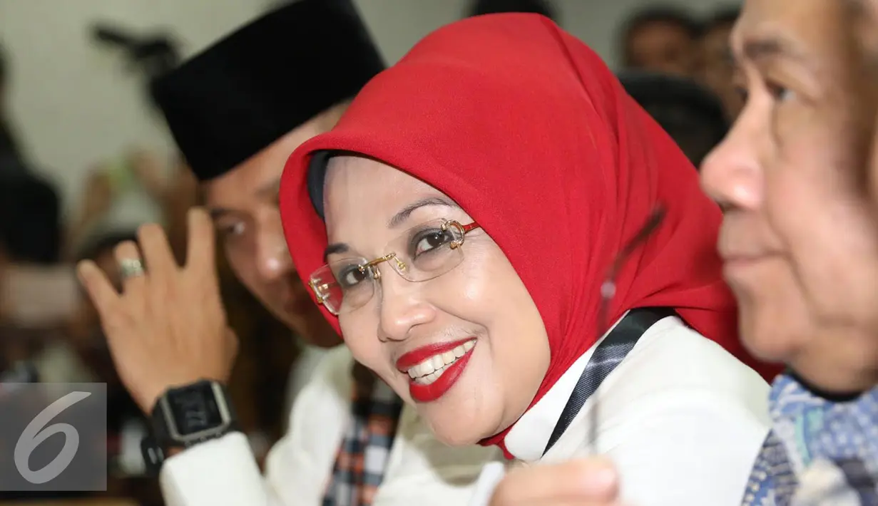 Sylviana Murni saat mendaftar ke KPUD Jakarta sebagai Cawagub DKI Jakarta 2017, Jumat (23/9). Agus dan Sylviana diusung oleh Partai Demokrat, PKB, PPP, dan PAN.(Liputan6.com/Immanuel Antonius)