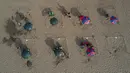 Para pengunjung berjemur dalam pembatas untuk menghindari keramaian di tengah pandemi COVID-19 di Pantai Lima, Peru, Rabu (21/12/2021). Di pantai-pantai populer di Lima, pihak berwenang memutuskan membuat pembatas untuk mencegah kerumunan pengunjung. (Ernesto BENAVIDES/AFP)