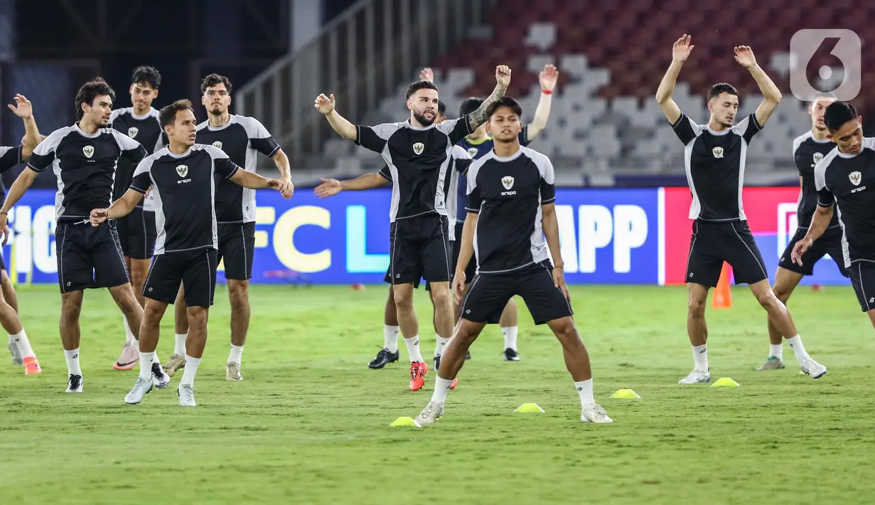 Pemain timnas Indonesia melakukan pemanasan jelang latihan resmi laga lanjutan babak ketiga kualifikasi Piala Dunia 2026 zona Asia grup C di Stadion Utama Gelora Bung Karno, Senayan, Jakarta, Senin (18/11/2024). (Liputan6.com/Angga Yuniar)