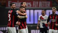 Para pemain AC Milan merayakan gol Ante Rebic (dua dari kiri) pada laga Liga Italia melawan Crotone, di San Siro, Minggu (7/2/2021). (AFP/Miguel Medina))