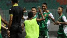 Para pemain PS TNI U-21 merayakan gol ke gawang Persib Bandung U-21 di Stadion Pakansari, Bogor, Minggu (21/8/2016). PS TNI U-21 menang 2-1. (Bola.com/Nicklas Hanoatubun)