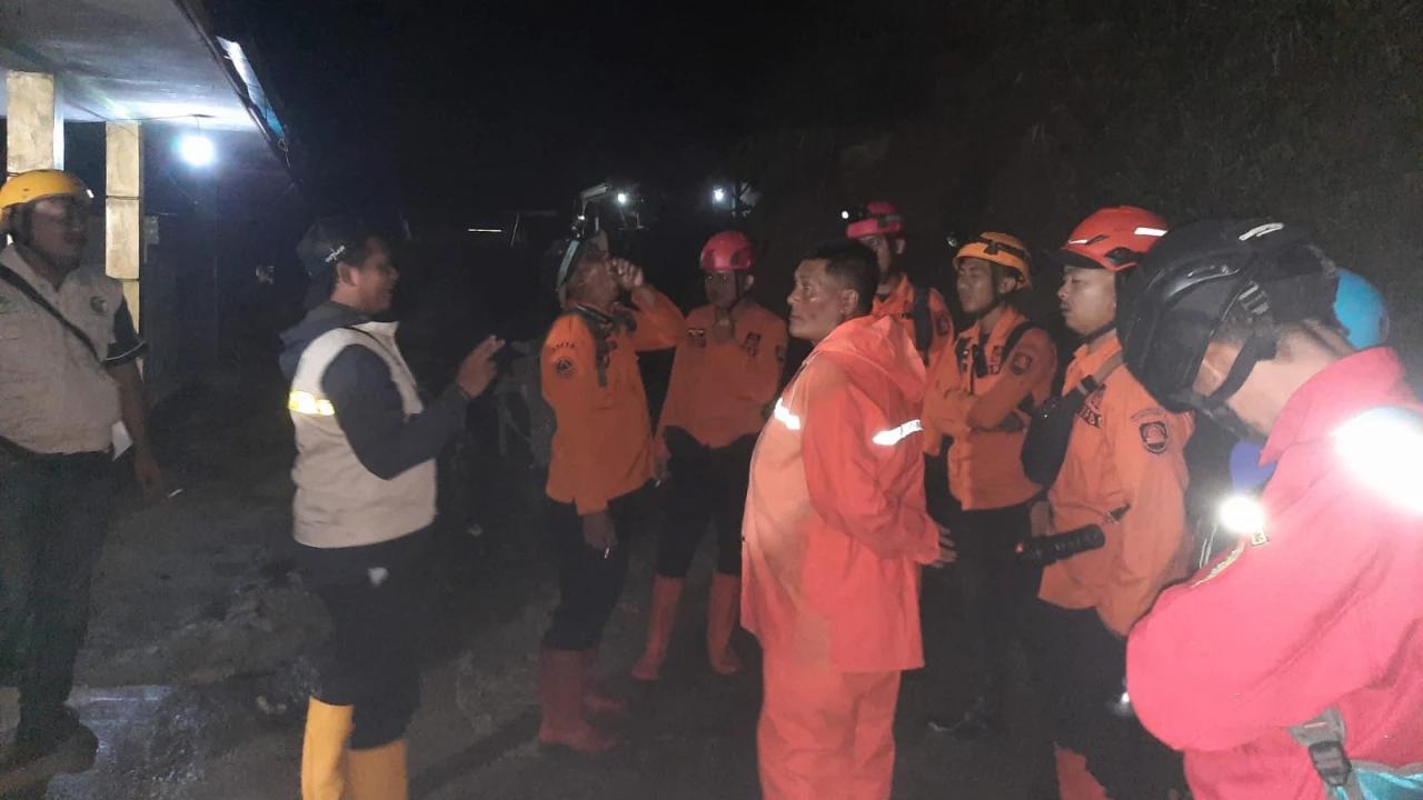 Longsor di Curug Cileat Subang, 2 Wisatawan Asal Cikampek dan Kawarang Hilang Diduga Tertimbun