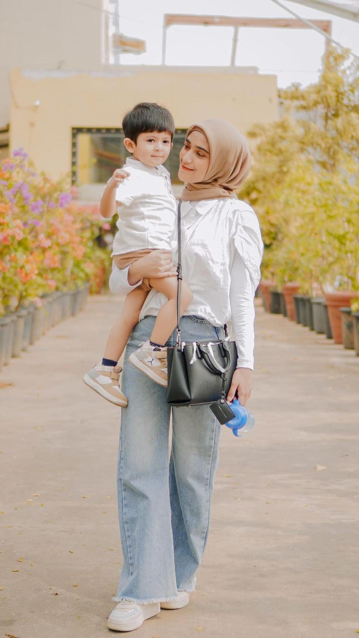 Mengenakan Warna Baju yang Senada <br>