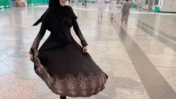 Hana menjelaskan ada ancaman dan ketidakpatuhan kepada ibu Hana Hanifah.Masalah dalam rumah tangganya dengan Randy ternyata bermula ketika mereka melakukan umrah bersama.  (Liputan6.com/IG/@hanaaaast)