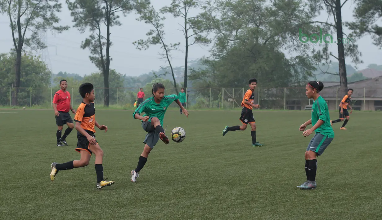 Aksi Timnas Wanita Indonesia melewati adangan pemain Villa 2000 pada laga uji coba di Lapangan Sawangan, Depok, Kamis (19/4/2018). Timnas Wanita Indonesia kalah 1-2. (Bola.com/Nick Hanoatubun)