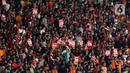 Suporter mengangkat nomor 20 saat menyaksikan laga perpisahan pemain Persija, Bambang Pamungkas pada Shopee Liga 1 Indonesia, SUGBK Jakarta, Selasa (17/12/2019). Laga melawan Persebaya menjadi pertandingan terakhir Bambang Pamungkas sebagai pesepakbola profesional. (Liputan6.com/Helmi Fithriansyah)