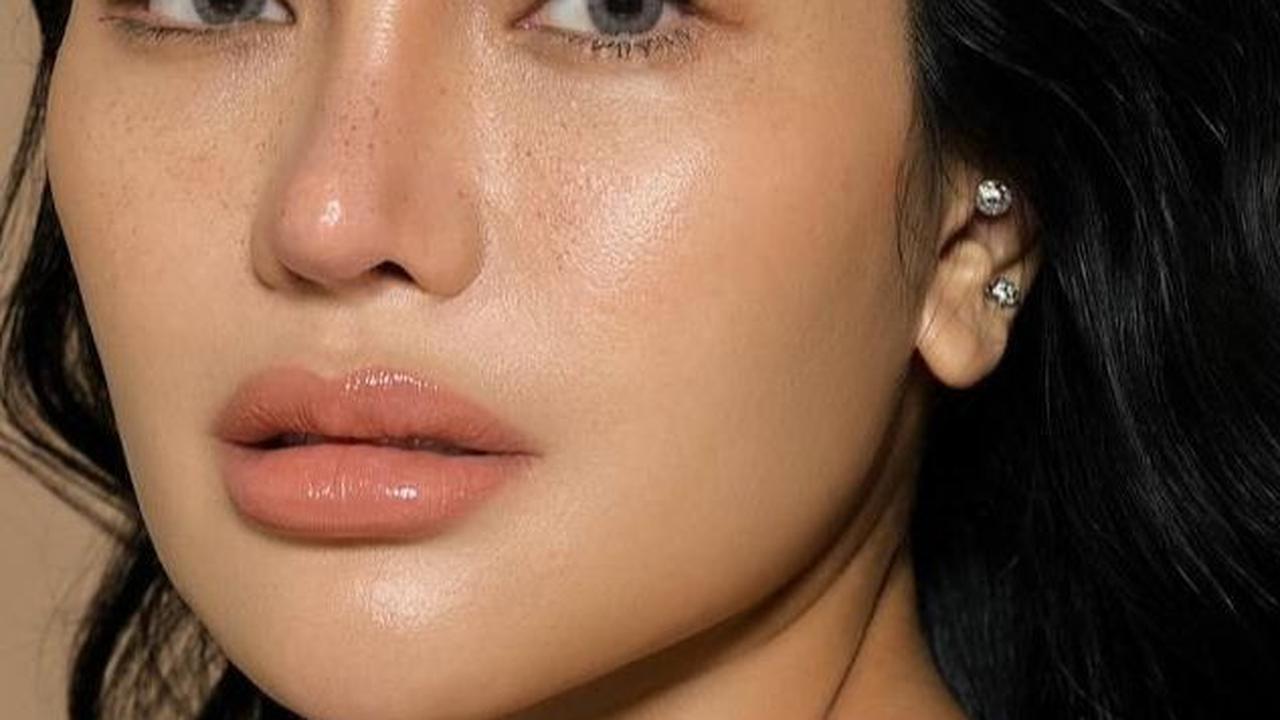 Dengan sentuhan makeup minimal yang dibuat oleh MUA Alma Naura,&nbsp;