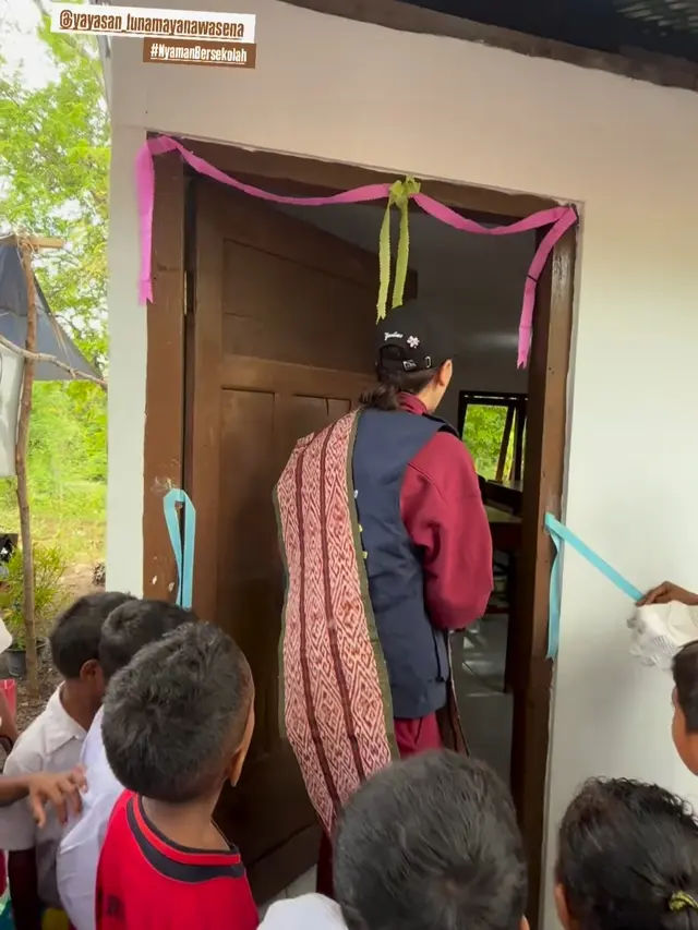 Luna Maya Resmikan Sekolah