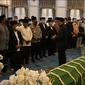 Suasana salat jenazah anak Ridwan Kamil, Emmeril Kahn Mumtadz atau Eril, di Gedung Pakuan, Bandung, Jawa Barat, Minggu (12/6/2022). (Youtube Humas Jabar)