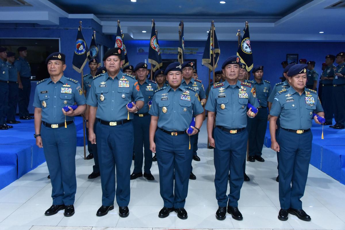 Foto: Brevet Kehormatan Principal Warfare Officer (PWO) di Kodiklatal Surabaya