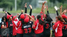 Pesoffball putri DKI Jakarta bersorak usai memenangi laga penyisihan PON XIX melawan Papua di Lapangan Softball UPI, Bandung, Sabtu (24/6). DKI Jakarta menang 16-0 atas Papua. (Liputan6.com/Helmi Fithriansyah)