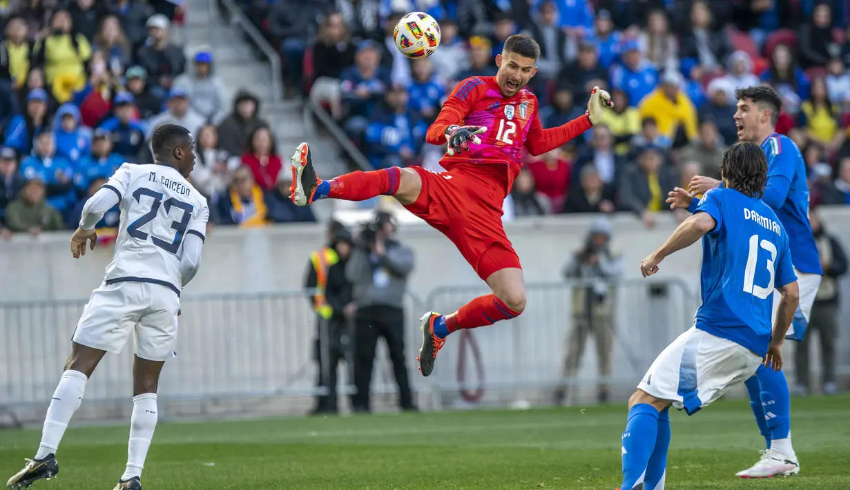 Kiper Italia, Guglielmo Vicario, menghalau bola saat melawan Ekuador pada laga uji coba internasional di Red Bull Arena di Harrison, New Jersey, pada Senin (25/3/2024). (AP Photo/Eduardo Munoz Alvarez)