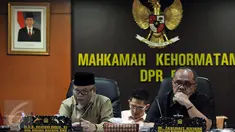 Ketua MKD, Surahman Hidayat (kiri) dan Wakil Ketua MKD, Junimart Girsang memimpin Rapat Dengar Pendapat (RDP) lanjutan kasus Setya Novanto, Jakarta, Selasa, (24/11/2015). RDP beragenda mendengarkan keterangan saksi ahli bahasa (Liputan6.com/Johan Tallo)