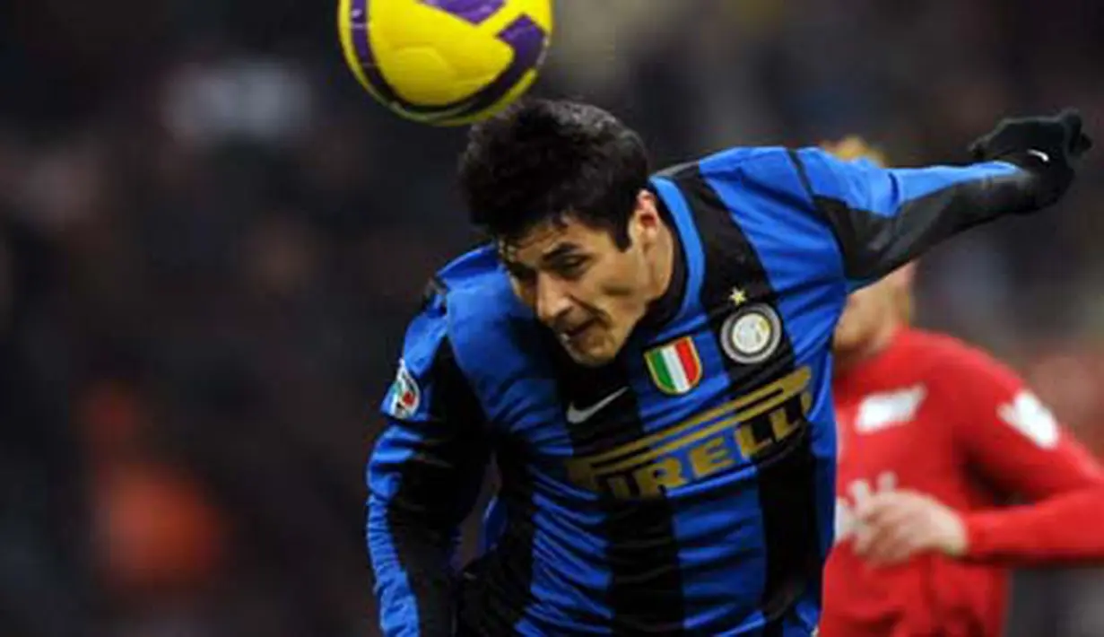 Aksi sundulan kepala striker Inter Milan asal Argentina, Julio Ricardo Cruz, di laga lanjutan Serie A melawan Cagliari di San Siro Stadium, Milan, 10 Januari 2009. AFP PHOTO / GIUSEPPE CACACE 