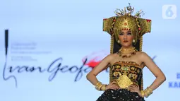 Model membawakan busana Ivan Geovany pada Palembang Fashion Week di Palembang, Sabtu (07/3/2020). Pagelaran busana yang ketujuh dengan menampilkan 20 desainer lokal untuk mendukung Dewan Kerajinan dan Kesenian Daerah (Dekranasda) Ogan Komering Ulu Selatan. (Liputan6.com/Fery Pradolo)