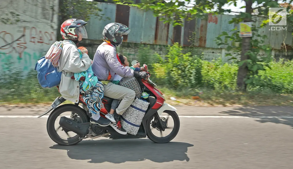 Pemudik sepeda motor melintas di Jalur Pantura, Jawa Barat, Minggu (2/6/2019). Sejumlah pemudik sepeda motor terpantau mengabaikan keselamatan dengan membawa barang bawaan dan penumpang melebihi kapasitas. (Liputan6.com/Herman Zakharia)