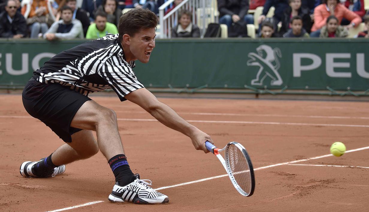 Petenis Australia, Dominic Thiem, beraksi dengan kostum bertema zebra saat berlaga pada Prancis Terbuka 2016 di Roland Garros, Paris, (24/5/2016). (AFP/Eric Feferberg)