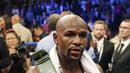 Floyd Mayweather Jr. mengenakan sabuk kemenangan usai mengalahkan Conor McGregor pada gelaran Tinju Dunia super welterweight boxing di MGM Arena, Las Vegas, (26/8/2017). Mayweather menang TKO atas McGregor. (AP/Isaac Brekken)