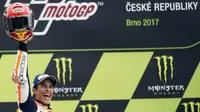 Eskpresi pebalap Repsol Honda Team, Marc Marquez saat berada pada podium usai menjuarai balapan  MotoGP Republik Ceska di Sirkuit Brno, (6/8/2017). (AP/Petr David Josek)