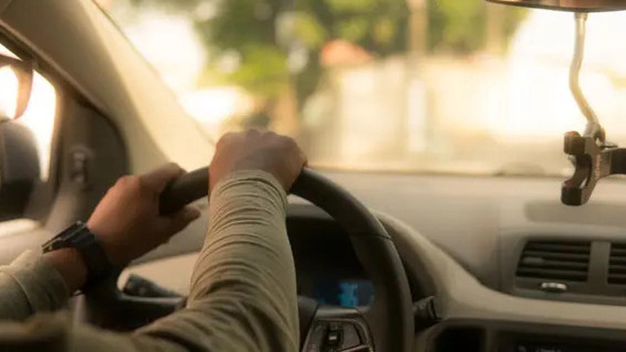 Jangan Panik, Ini Panduan Aman Berkendara di Jalan Sempit