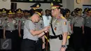 Kapolri Jenderal Pol Tito Karnavian (kiri) memasang tanda jabatan pada Komjen Pol Syafruddin sebagai Wakapolri di Mabes Polri, Jakarta, Sabtu (10/9). Komjen Pol Syafruddin menggantikan Budi Gunawan yang menjadi Ka BIN . (Liputan6.com/Helmi Fithriansyah)