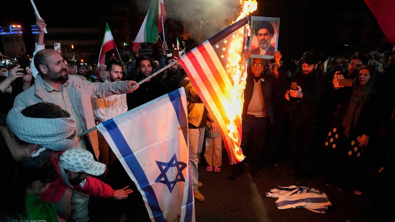 FOTO: Gencatan Senjata Iran dan Amerika Picu Aksi Demonstrans  di Teheran
