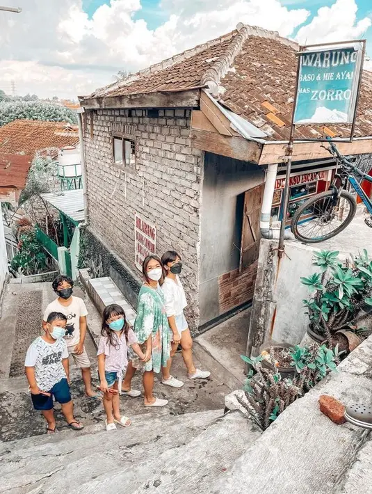 <p>Momen Idul Fitri 2022 dimanfaatkan oleh Gisella Anastasia atau yang akrab disapa Gisel untuk mudik ke kampung halaman yang bertempat di Cimahi, Jawa Barat. (Instagram/gisel_la).</p>