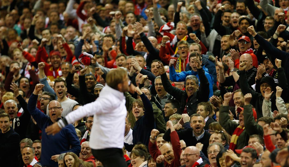 Pelatih Liverpool, Jurgen Klopp berselebrasi dengan para suporter  usai pertandingan melawan Villarreal di leg kedua liga Europa di Stadion Anfield, Inggris (6/5). Liverpool lolos ke final liga europa dan akan menantang Sevilla. (Reuters / Lee Smith)