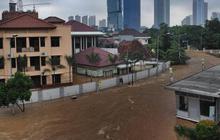 Pasukan Kodam Jaya tambal Kanal Banjir Barat semalaman