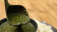 Sup Molokhia, hidangan yang dahulu merupakan hidangan firaun. (dok. Instagram @omarsfood/ https://www.instagram.com/p/B_kT0RdlGFm/?utm_source=ig_web_copy_link / Gabriella Ajeng Larasati)