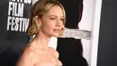 Carey Mulligan berpose saat menghadiri AFI Fest 2022: Red Carpet Premiere “She Said” di TCL Chinese Theatre di Hollywood, California pada 4 November 2022.. Carey menyelipkan poni di belakang telinganya untuk memamerkan anting-anting berliannya yang menjuntai. (Jesse Grant/Getty Images for AFI/AFP)
