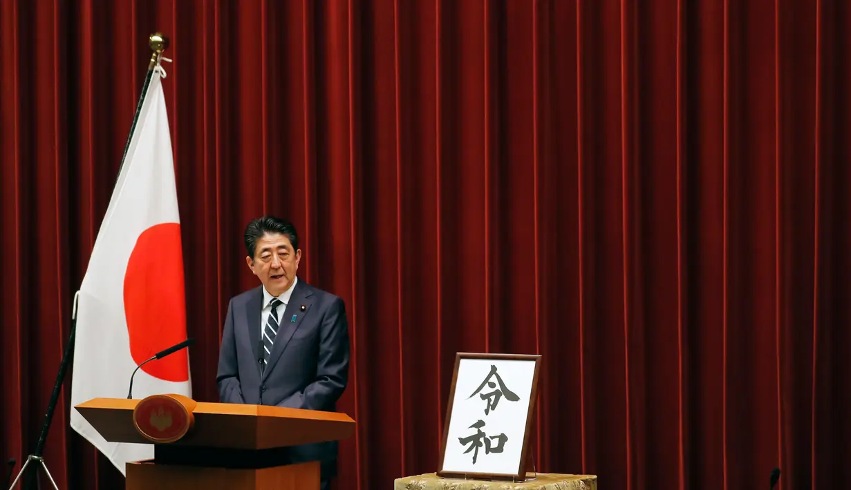 Perdana Menteri Jepang, Shinzo Abe memberikan sambutan saat pengumuman nama era baru kekaisaran Jepang di Tokyo, Senin (1/4). Reiwa, menjadi nama era yang baru Jepang mulai 1 Mei 2019 setelah Kaisar Akihito turun takhta pada akhir April mendatang. (AP/Eugene Hoshiko)
