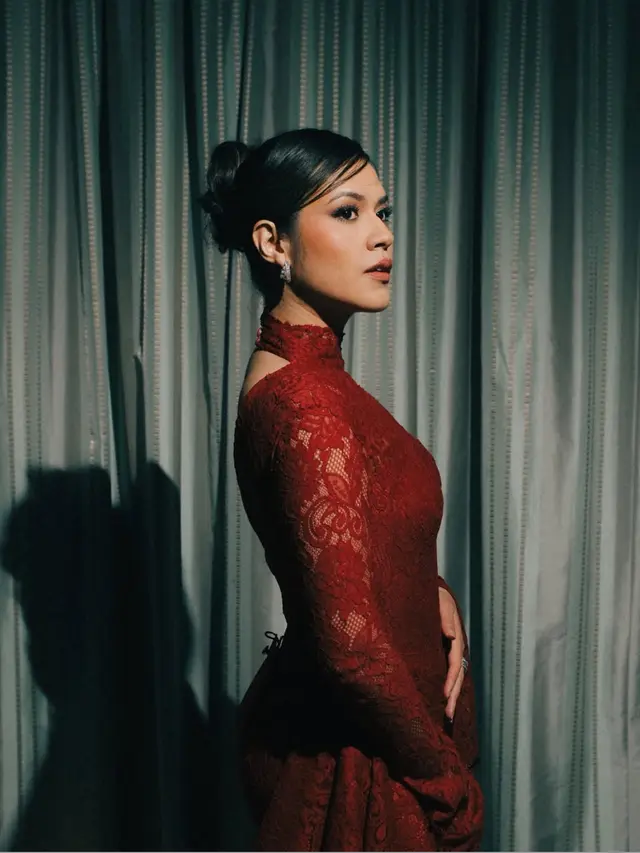 Makeup Raisa pakai baju bernuansa merah. [@raisa6690]