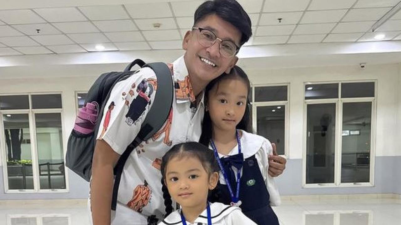 Ayah Penuh Kasih, Intip 7 Momen Ruben Onsu Semangat Antar Sekolah Thalia dan Thania